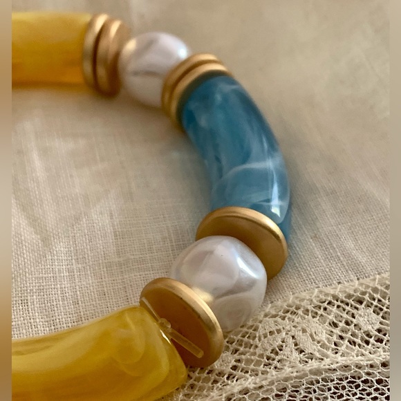 Matte Gold Metal Initial P Blue Yellow & Faux Pearl Stretch Bracelet Jewelry - Picture 5 of 5